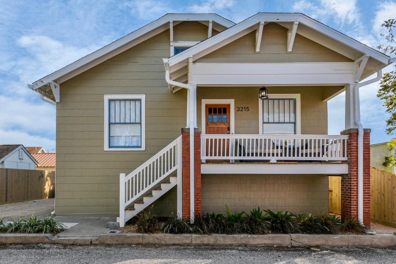 Coastal Craftsman- Walk To Beach & Pleasure Pier- As Seen On 'Restoring Galveston' 외부 사진